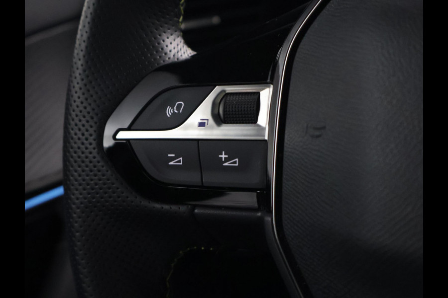 Peugeot e-2008 EV GT 50 kWh 3-FASE + ADAPTIVE CRUISE | PANORAMA | STOELVERW. | 18 INCH | 92% SOH | LEDER/ALCANTARA