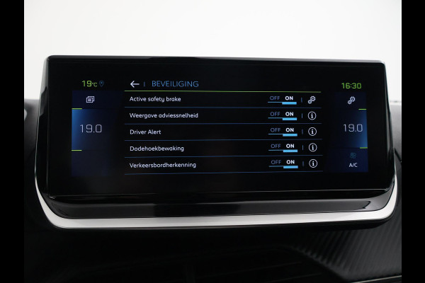 Peugeot e-2008 EV GT 50 kWh 3-FASE + ADAPTIVE CRUISE | PANORAMA | STOELVERW. | 18 INCH | 92% SOH | LEDER/ALCANTARA