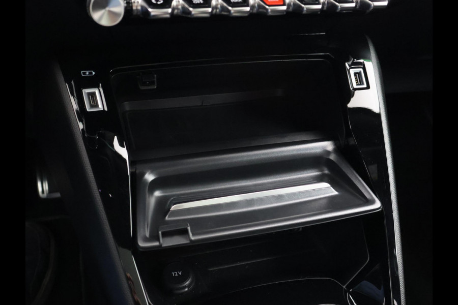 Peugeot e-2008 EV GT 50 kWh 3-FASE + ADAPTIVE CRUISE | PANORAMA | STOELVERW. | 18 INCH | 92% SOH | LEDER/ALCANTARA