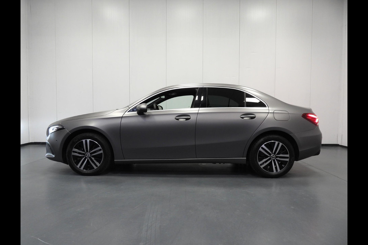 Mercedes-Benz A-Klasse A250e Luxury Limited MAT GRIJS/LEER/SFEER/TREKH./17"LMV!
