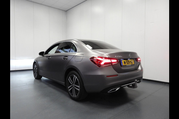 Mercedes-Benz A-Klasse A250e Luxury Limited MAT GRIJS/LEER/SFEER/TREKH./17"LMV!