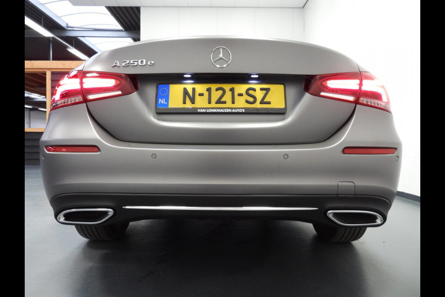 Mercedes-Benz A-Klasse A250e Luxury Limited MAT GRIJS/LEER/SFEER/TREKH./17"LMV!