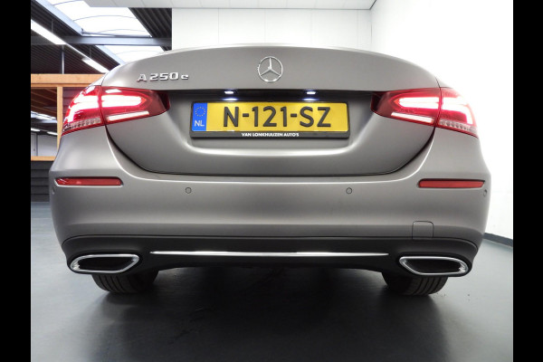 Mercedes-Benz A-Klasse A250e Luxury Limited MAT GRIJS/LEER/SFEER/TREKH./17"LMV!
