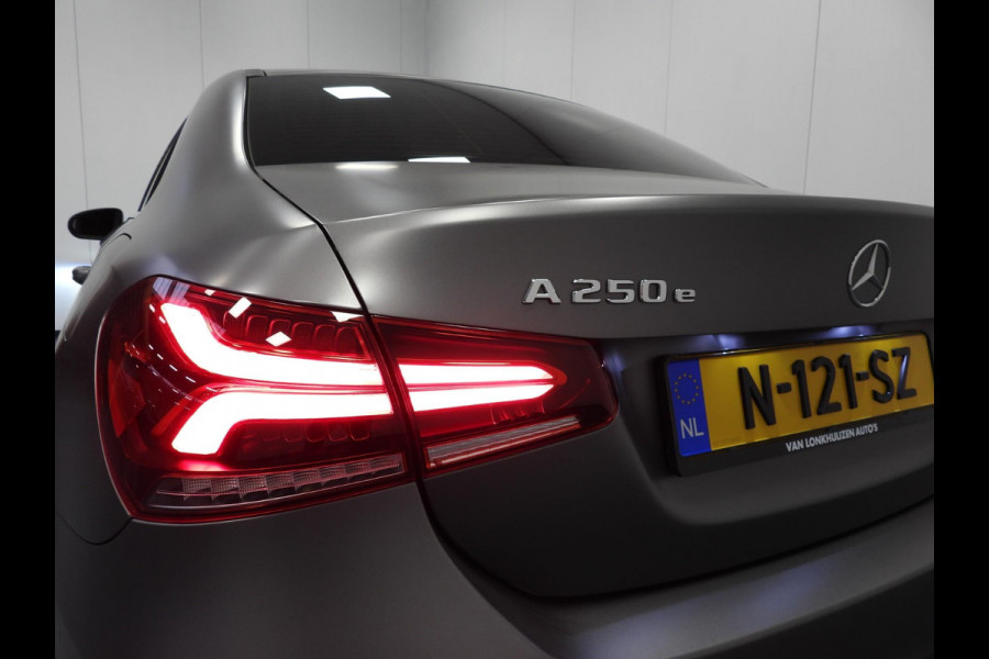Mercedes-Benz A-Klasse A250e Luxury Limited MAT GRIJS/LEER/SFEER/TREKH./17"LMV!