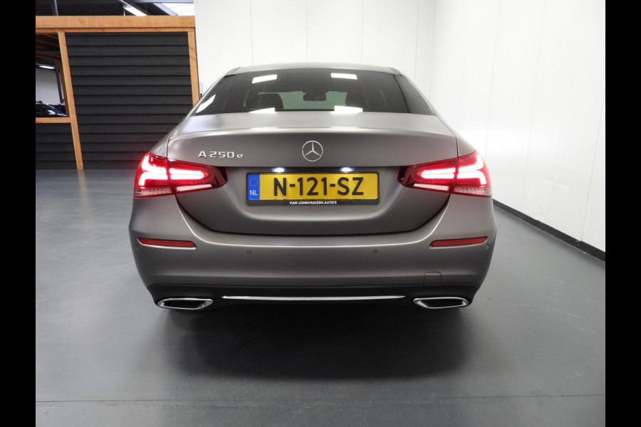 Mercedes-Benz A-Klasse A250e Luxury Limited MAT GRIJS/LEER/SFEER/TREKH./17"LMV!