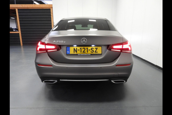 Mercedes-Benz A-Klasse A250e Luxury Limited MAT GRIJS/LEER/SFEER/TREKH./17"LMV!