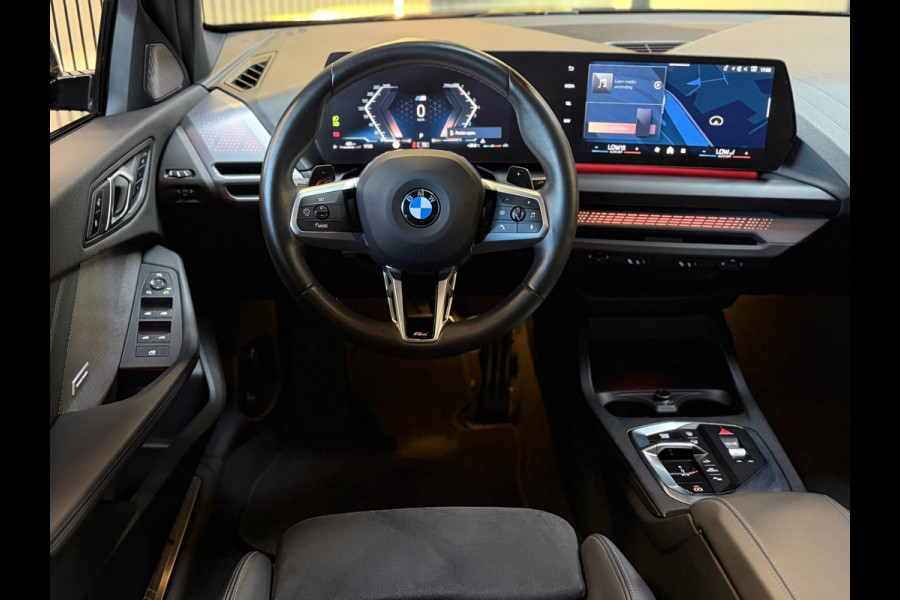 BMW 1-serie 120 M Sport Pro PANO|FABRIEKSGARANTIE|HARMAN KARDON|DEALER ONDERHOUDEN|KEYLESS|CARPLAY|CAMERA|SFEERVERL|19INCH|BOMVOL!