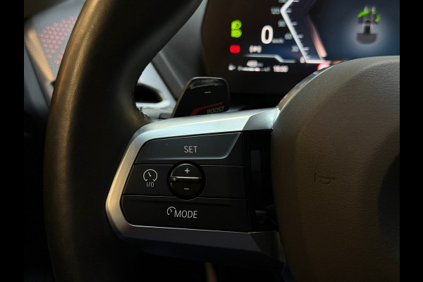 BMW 1-serie 120 M Sport Pro PANO|FABRIEKSGARANTIE|HARMAN KARDON|DEALER ONDERHOUDEN|KEYLESS|CARPLAY|CAMERA|SFEERVERL|19INCH|BOMVOL!