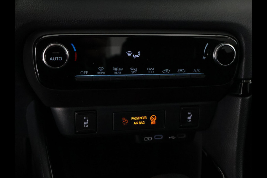 Toyota Yaris 1.5 Hybrid 115 Dynamic Luxury | Apple Carplay & AndroidAUTO | Stuur-& Stoelverwarming | Privacy Glass |
