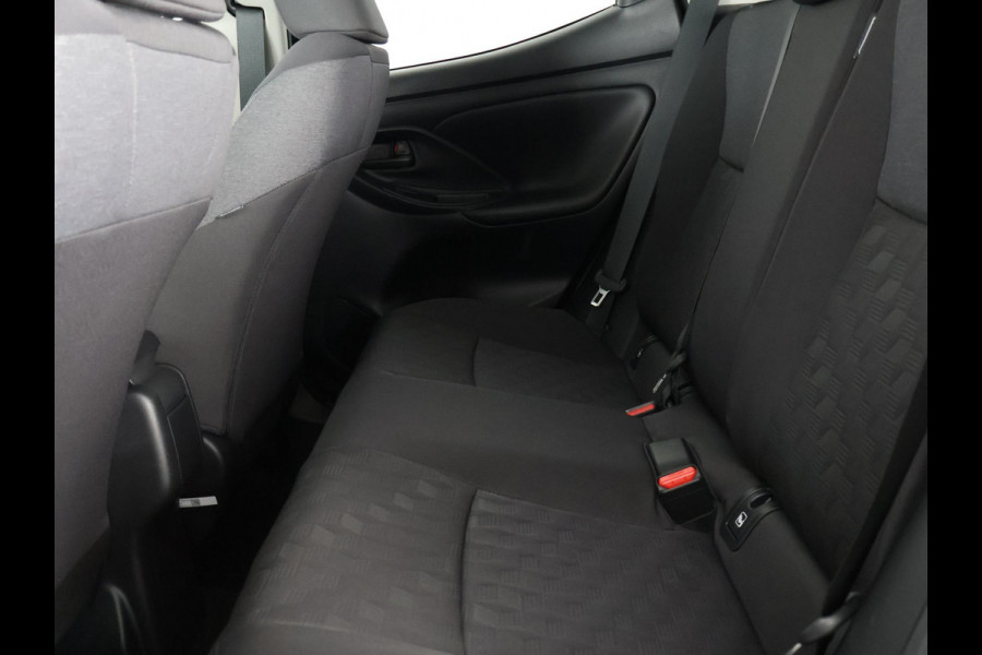 Toyota Yaris 1.5 Hybrid 115 Dynamic Luxury | Apple Carplay & AndroidAUTO | Stuur-& Stoelverwarming | Privacy Glass |