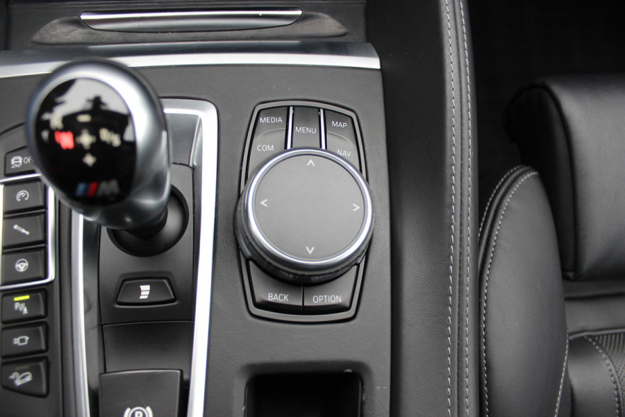 BMW X6 M / NL Auto! / Full option! / Trekhaak / Schuifdak / 360Camera / Carbon intr. / B&O / Softclose / Leder / 21'' / Standkachel / Entertainment System / Luchtvering / Stoelventilatie