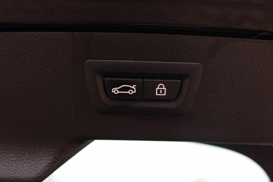 BMW X6 M / NL Auto! / Full option! / Trekhaak / Schuifdak / 360Camera / Carbon intr. / B&O / Softclose / Leder / 21'' / Standkachel / Entertainment System / Luchtvering / Stoelventilatie