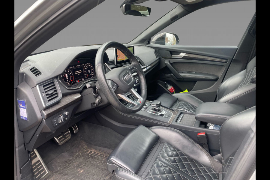 Audi Q5 2.0 TFSI quattro Sport S Line Black Edition / Full option! / Trekhaak / Panoramadak / Camera / Head-up / RS Seats / Luchtvering / B&O / 21'' / Carbon intr. / Standverwarming / Matrix LED / Stoel+Stuurverwarming / CarPlay / Dodehoek / D