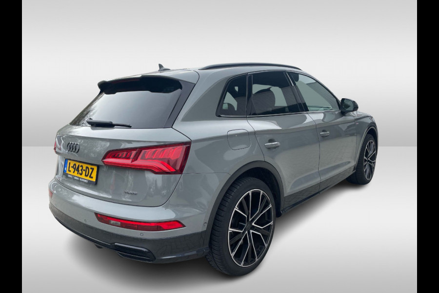 Audi Q5 2.0 TFSI quattro Sport S Line Black Edition / Full option! / Trekhaak / Panoramadak / Camera / Head-up / RS Seats / Luchtvering / B&O / 21'' / Carbon intr. / Standverwarming / Matrix LED / Stoel+Stuurverwarming / CarPlay / Dodehoek / D