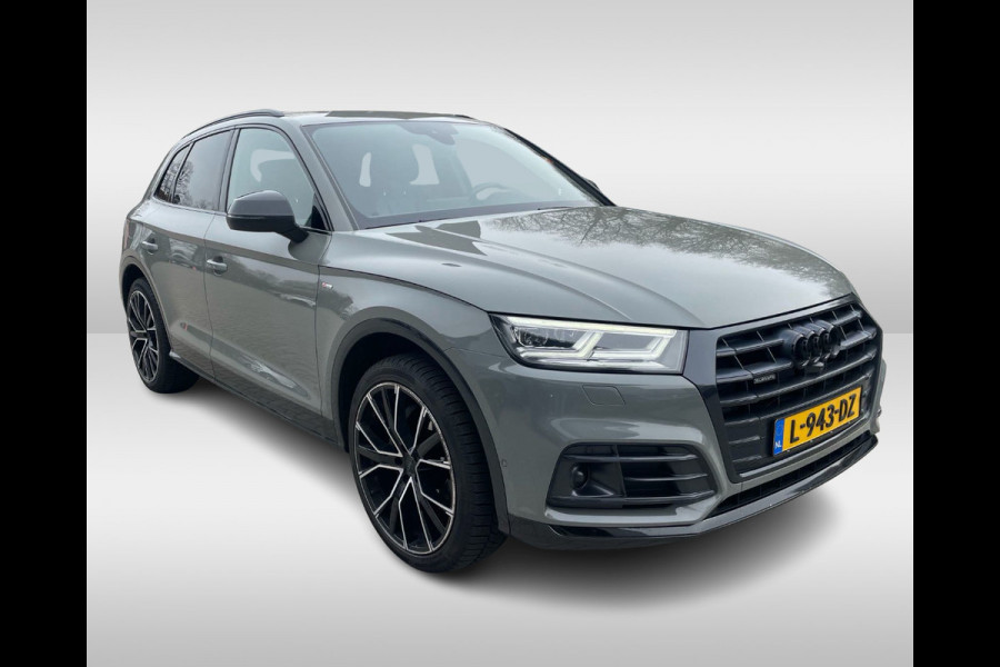 Audi Q5 2.0 TFSI quattro Sport S Line Black Edition / Full option! / Trekhaak / Panoramadak / Camera / Head-up / RS Seats / Luchtvering / B&O / 21'' / Carbon intr. / Standverwarming / Matrix LED / Stoel+Stuurverwarming / CarPlay / Dodehoek / D