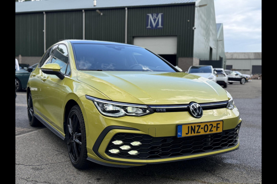 Volkswagen Golf 1.4 eHybrid GTE PHEV 245PK | 32.000 KM! | PANO | HEAD-UP DISPLAY | KEYLESS | IQ LED MATRIX | WINTERPAKKET | CAMERA | ADAPTIEVE CRUISE CONTROL | DODEHOEKDETECTIE | ALL SEASONS | FULL OPTIONS | RIJKLAAR + 12 MND BOVAG GARANTIE