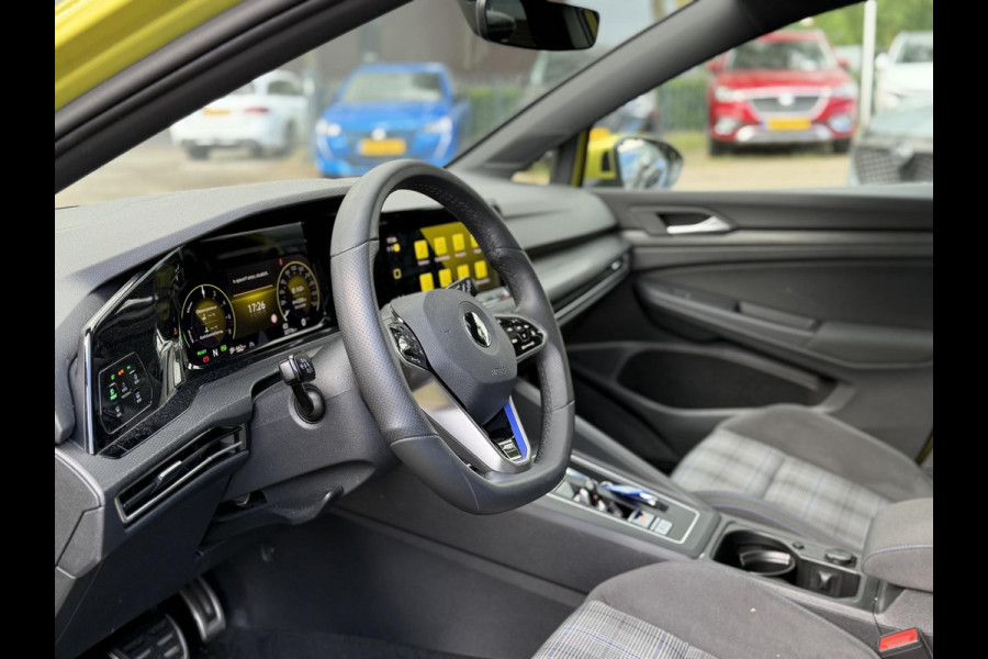 Volkswagen Golf 1.4 eHybrid GTE PHEV 245PK | 32.000 KM! | PANO | HEAD-UP DISPLAY | KEYLESS | IQ LED MATRIX | WINTERPAKKET | CAMERA | ADAPTIEVE CRUISE CONTROL | DODEHOEKDETECTIE | ALL SEASONS | FULL OPTIONS | RIJKLAAR + 12 MND BOVAG GARANTIE