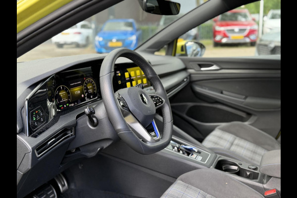 Volkswagen Golf 1.4 eHybrid GTE PHEV 245PK | 32.000 KM! | PANO | HEAD-UP DISPLAY | KEYLESS | IQ LED MATRIX | WINTERPAKKET | CAMERA | ADAPTIEVE CRUISE CONTROL | DODEHOEKDETECTIE | ALL SEASONS | FULL OPTIONS | RIJKLAAR + 12 MND BOVAG GARANTIE