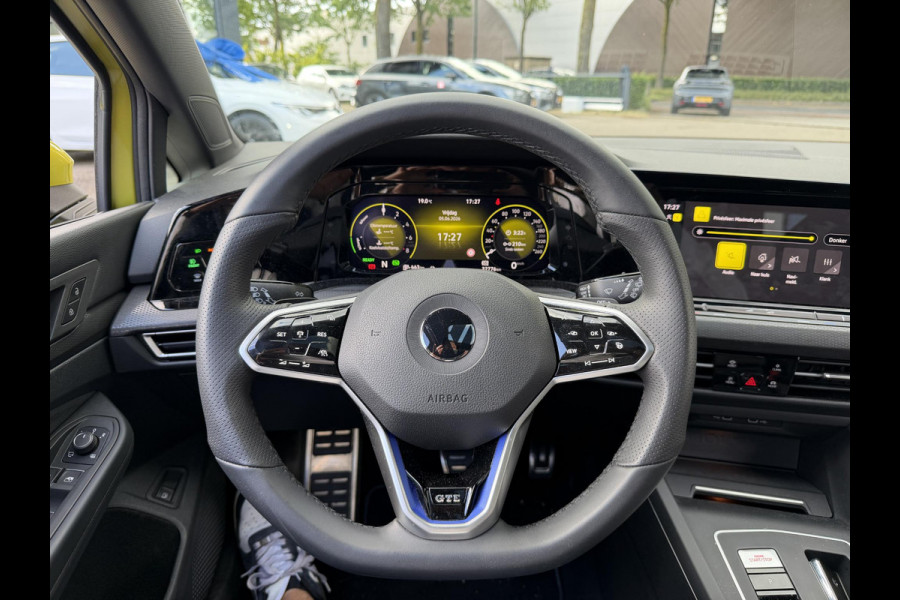 Volkswagen Golf 1.4 eHybrid GTE PHEV 245PK | 32.000 KM! | PANO | HEAD-UP DISPLAY | KEYLESS | IQ LED MATRIX | WINTERPAKKET | CAMERA | ADAPTIEVE CRUISE CONTROL | DODEHOEKDETECTIE | ALL SEASONS | FULL OPTIONS | RIJKLAAR + 12 MND BOVAG GARANTIE