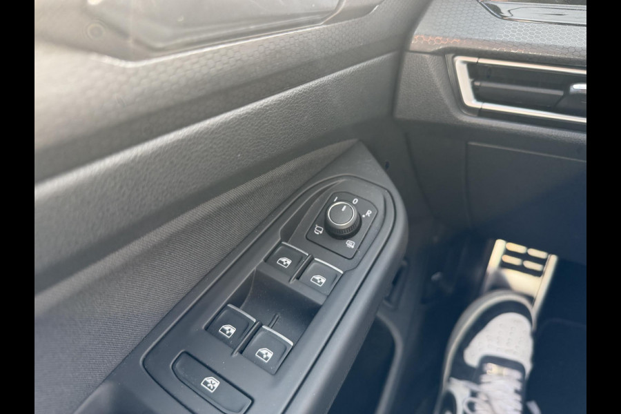 Volkswagen Golf 1.4 eHybrid GTE PHEV 245PK | 32.000 KM! | PANO | HEAD-UP DISPLAY | KEYLESS | IQ LED MATRIX | WINTERPAKKET | CAMERA | ADAPTIEVE CRUISE CONTROL | DODEHOEKDETECTIE | ALL SEASONS | FULL OPTIONS | RIJKLAAR + 12 MND BOVAG GARANTIE