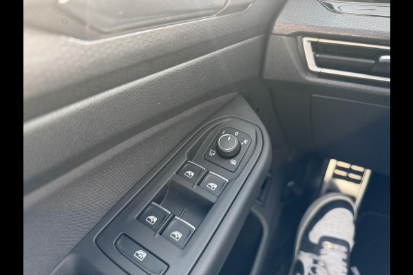 Volkswagen Golf 1.4 eHybrid GTE PHEV 245PK | 32.000 KM! | PANO | HEAD-UP DISPLAY | KEYLESS | IQ LED MATRIX | WINTERPAKKET | CAMERA | ADAPTIEVE CRUISE CONTROL | DODEHOEKDETECTIE | ALL SEASONS | FULL OPTIONS | RIJKLAAR + 12 MND BOVAG GARANTIE