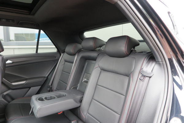 Volkswagen T-Roc 1.5 TSI 150pk DSG Sport Business R-Line , Pano , Virtual , Xenon, Leder, Navi , Carplay , LMV, PDC, Camera etc. etc