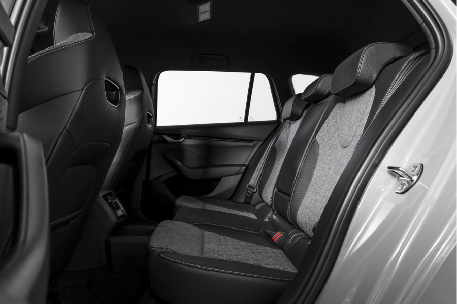 Škoda Octavia Combi 1.5 TSI MHEV 150 PK Sportline Tour | Elek. Trekhaak | Matrix Led | Adapt. Cruise | Winterpakket | 13 inch Navi | Camera | NAV + App. Connect | ECC | Elek. Klep | LM 18" |
