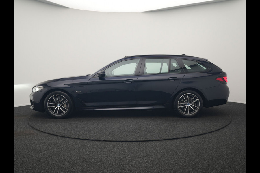 BMW 5 Serie Touring 530e M Sport PHEV 293pk Dealer O.H. | Trekhaak Af Fabriek | Panodak | Head Up | Adaptive Cruise | Camera | Lederen Sportstoelen Memory & Verwarmd | Sfeerverlichting | Blis | Stuur Verwarmd | Apple Carplay | Navigatie | DAB | Plug In Hybrid |