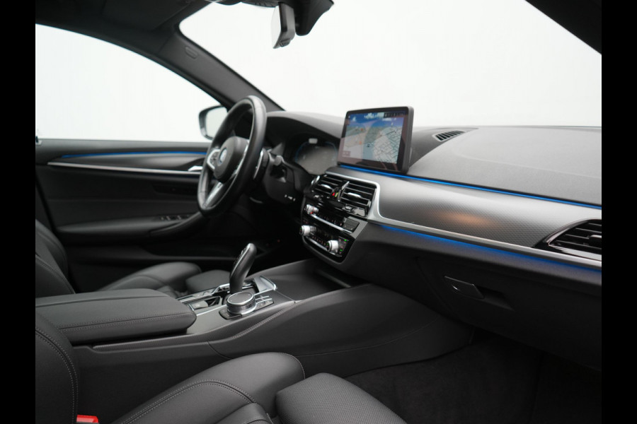 BMW 5 Serie Touring 530e M Sport PHEV 293pk Dealer O.H. | Trekhaak Af Fabriek | Panodak | Head Up | Adaptive Cruise | Camera | Lederen Sportstoelen Memory & Verwarmd | Sfeerverlichting | Blis | Stuur Verwarmd | Apple Carplay | Navigatie | DAB | Plug In Hybrid |