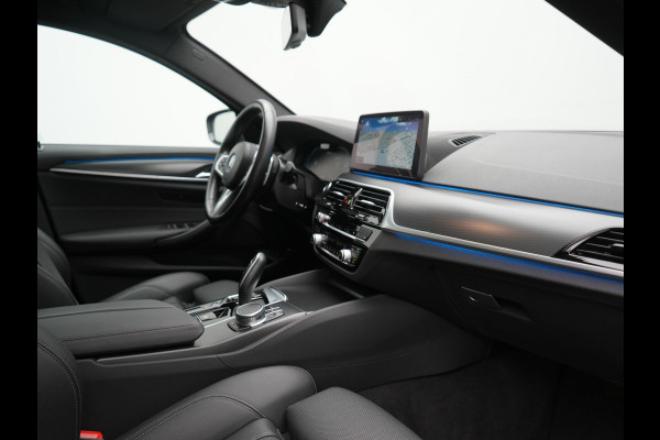BMW 5 Serie Touring 530e M Sport PHEV 293pk Dealer O.H. | Trekhaak Af Fabriek | Panodak | Head Up | Adaptive Cruise | Camera | Lederen Sportstoelen Memory & Verwarmd | Sfeerverlichting | Blis | Stuur Verwarmd | Apple Carplay | Navigatie | DAB | Plug In Hybrid |