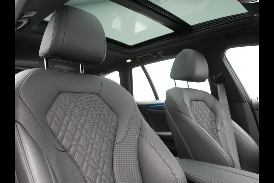 BMW 5 Serie Touring 530e M Sport PHEV 293pk Dealer O.H. | Trekhaak Af Fabriek | Panodak | Head Up | Adaptive Cruise | Camera | Lederen Sportstoelen Memory & Verwarmd | Sfeerverlichting | Blis | Stuur Verwarmd | Apple Carplay | Navigatie | DAB | Plug In Hybrid |