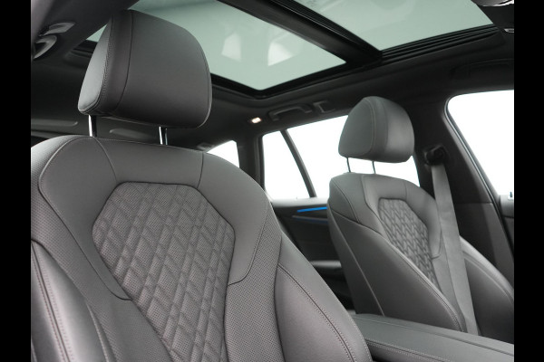 BMW 5 Serie Touring 530e M Sport PHEV 293pk Dealer O.H. | Trekhaak Af Fabriek | Panodak | Head Up | Adaptive Cruise | Camera | Lederen Sportstoelen Memory & Verwarmd | Sfeerverlichting | Blis | Stuur Verwarmd | Apple Carplay | Navigatie | DAB | Plug In Hybrid |