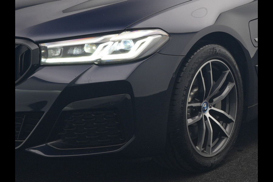 BMW 5 Serie Touring 530e M Sport PHEV 293pk Dealer O.H. | Trekhaak Af Fabriek | Panodak | Head Up | Adaptive Cruise | Camera | Lederen Sportstoelen Memory & Verwarmd | Sfeerverlichting | Blis | Stuur Verwarmd | Apple Carplay | Navigatie | DAB | Plug In Hybrid |