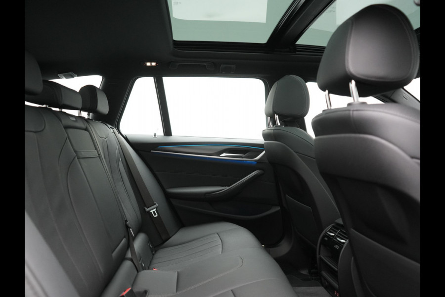 BMW 5 Serie Touring 530e M Sport PHEV 293pk Dealer O.H. | Trekhaak Af Fabriek | Panodak | Head Up | Adaptive Cruise | Camera | Lederen Sportstoelen Memory & Verwarmd | Sfeerverlichting | Blis | Stuur Verwarmd | Apple Carplay | Navigatie | DAB | Plug In Hybrid |