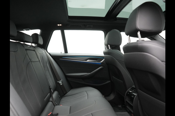 BMW 5 Serie Touring 530e M Sport PHEV 293pk Dealer O.H. | Trekhaak Af Fabriek | Panodak | Head Up | Adaptive Cruise | Camera | Lederen Sportstoelen Memory & Verwarmd | Sfeerverlichting | Blis | Stuur Verwarmd | Apple Carplay | Navigatie | DAB | Plug In Hybrid |