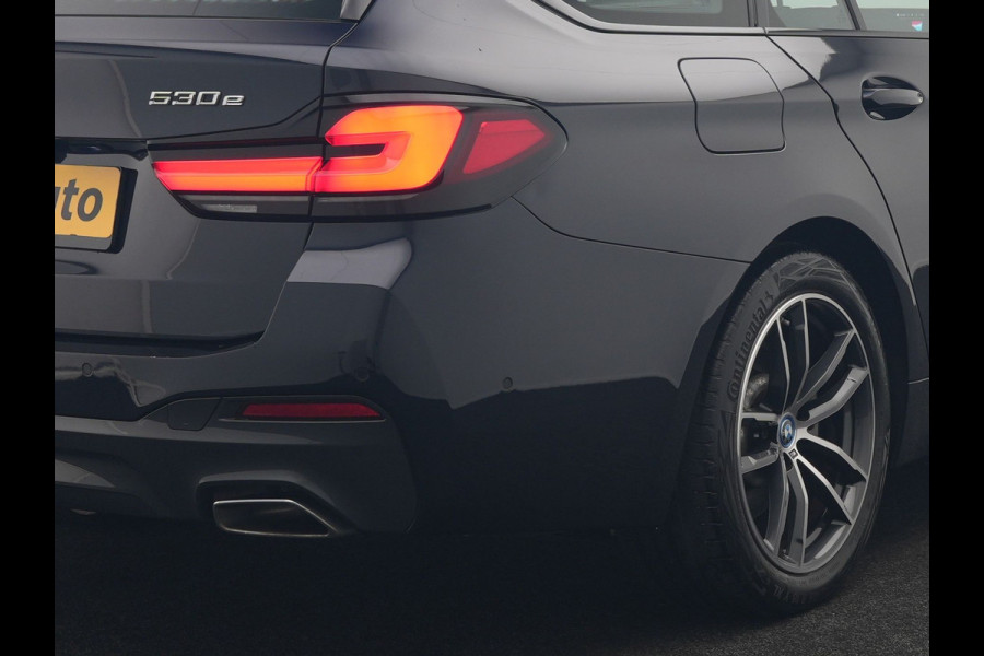 BMW 5 Serie Touring 530e M Sport PHEV 293pk Dealer O.H. | Trekhaak Af Fabriek | Panodak | Head Up | Adaptive Cruise | Camera | Lederen Sportstoelen Memory & Verwarmd | Sfeerverlichting | Blis | Stuur Verwarmd | Apple Carplay | Navigatie | DAB | Plug In Hybrid |
