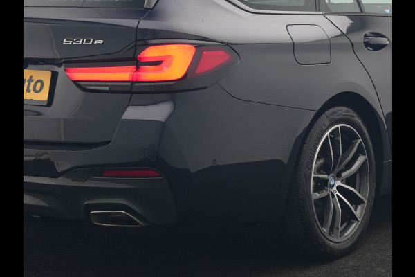 BMW 5 Serie Touring 530e M Sport PHEV 293pk Dealer O.H. | Trekhaak Af Fabriek | Panodak | Head Up | Adaptive Cruise | Camera | Lederen Sportstoelen Memory & Verwarmd | Sfeerverlichting | Blis | Stuur Verwarmd | Apple Carplay | Navigatie | DAB | Plug In Hybrid |