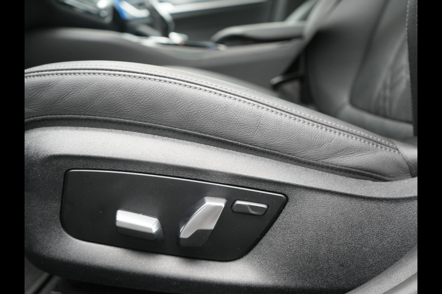 BMW 5 Serie Touring 530e M Sport PHEV 293pk Dealer O.H. | Trekhaak Af Fabriek | Panodak | Head Up | Adaptive Cruise | Camera | Lederen Sportstoelen Memory & Verwarmd | Sfeerverlichting | Blis | Stuur Verwarmd | Apple Carplay | Navigatie | DAB | Plug In Hybrid |