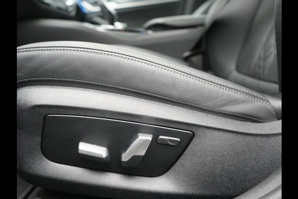 BMW 5 Serie Touring 530e M Sport PHEV 293pk Dealer O.H. | Trekhaak Af Fabriek | Panodak | Head Up | Adaptive Cruise | Camera | Lederen Sportstoelen Memory & Verwarmd | Sfeerverlichting | Blis | Stuur Verwarmd | Apple Carplay | Navigatie | DAB | Plug In Hybrid |