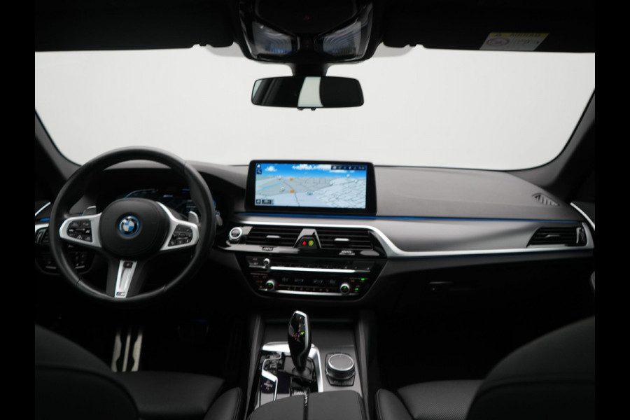 BMW 5 Serie Touring 530e M Sport PHEV 293pk Dealer O.H. | Trekhaak Af Fabriek | Panodak | Head Up | Adaptive Cruise | Camera | Lederen Sportstoelen Memory & Verwarmd | Sfeerverlichting | Blis | Stuur Verwarmd | Apple Carplay | Navigatie | DAB | Plug In Hybrid |