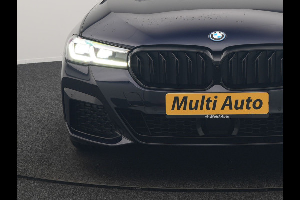 BMW 5 Serie Touring 530e M Sport PHEV 293pk Dealer O.H. | Trekhaak Af Fabriek | Panodak | Head Up | Adaptive Cruise | Camera | Lederen Sportstoelen Memory & Verwarmd | Sfeerverlichting | Blis | Stuur Verwarmd | Apple Carplay | Navigatie | DAB | Plug In Hybrid |
