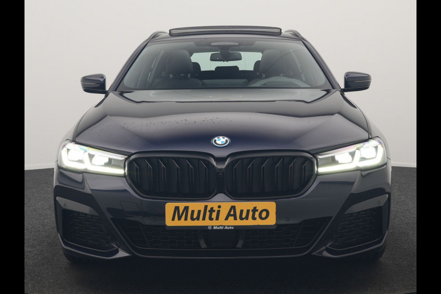 BMW 5 Serie Touring 530e M Sport PHEV 293pk Dealer O.H. | Trekhaak Af Fabriek | Panodak | Head Up | Adaptive Cruise | Camera | Lederen Sportstoelen Memory & Verwarmd | Sfeerverlichting | Blis | Stuur Verwarmd | Apple Carplay | Navigatie | DAB | Plug In Hybrid |