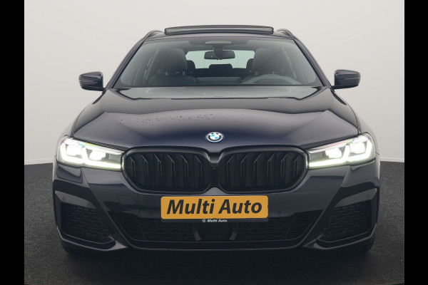 BMW 5 Serie Touring 530e M Sport PHEV 293pk Dealer O.H. | Trekhaak Af Fabriek | Panodak | Head Up | Adaptive Cruise | Camera | Lederen Sportstoelen Memory & Verwarmd | Sfeerverlichting | Blis | Stuur Verwarmd | Apple Carplay | Navigatie | DAB | Plug In Hybrid |