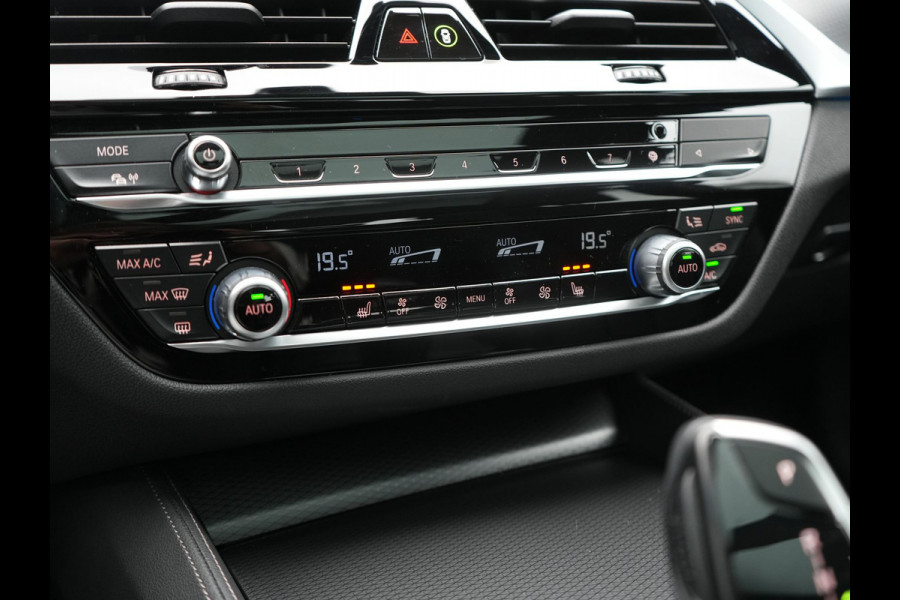 BMW 5 Serie Touring 530e M Sport PHEV 293pk Dealer O.H. | Trekhaak Af Fabriek | Panodak | Head Up | Adaptive Cruise | Camera | Lederen Sportstoelen Memory & Verwarmd | Sfeerverlichting | Blis | Stuur Verwarmd | Apple Carplay | Navigatie | DAB | Plug In Hybrid |