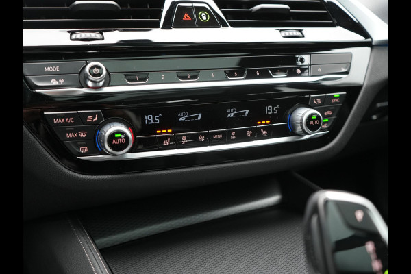 BMW 5 Serie Touring 530e M Sport PHEV 293pk Dealer O.H. | Trekhaak Af Fabriek | Panodak | Head Up | Adaptive Cruise | Camera | Lederen Sportstoelen Memory & Verwarmd | Sfeerverlichting | Blis | Stuur Verwarmd | Apple Carplay | Navigatie | DAB | Plug In Hybrid |