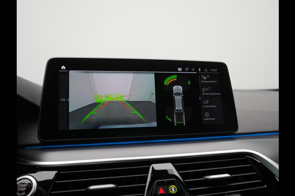 BMW 5 Serie Touring 530e M Sport PHEV 293pk Dealer O.H. | Trekhaak Af Fabriek | Panodak | Head Up | Adaptive Cruise | Camera | Lederen Sportstoelen Memory & Verwarmd | Sfeerverlichting | Blis | Stuur Verwarmd | Apple Carplay | Navigatie | DAB | Plug In Hybrid |