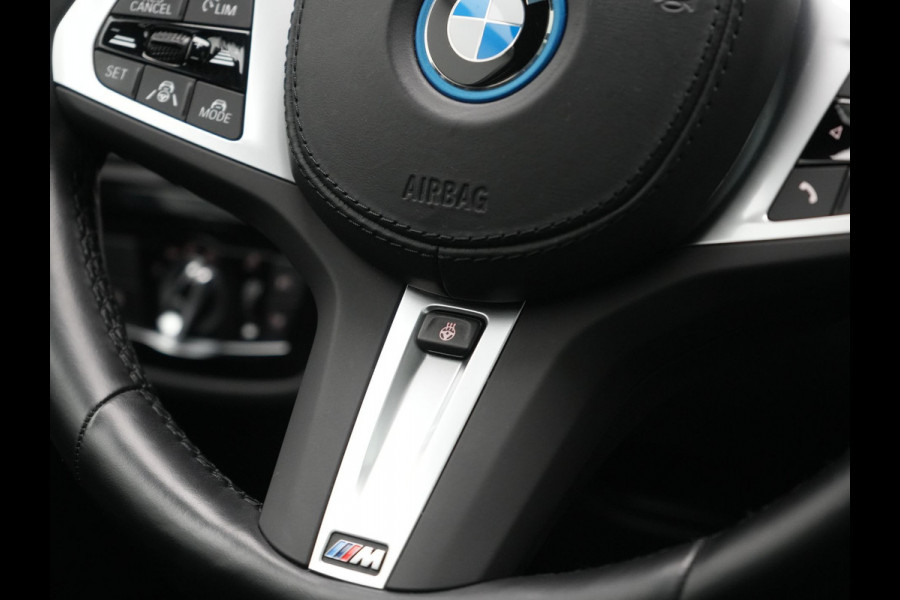 BMW 5 Serie Touring 530e M Sport PHEV 293pk Dealer O.H. | Trekhaak Af Fabriek | Panodak | Head Up | Adaptive Cruise | Camera | Lederen Sportstoelen Memory & Verwarmd | Sfeerverlichting | Blis | Stuur Verwarmd | Apple Carplay | Navigatie | DAB | Plug In Hybrid |