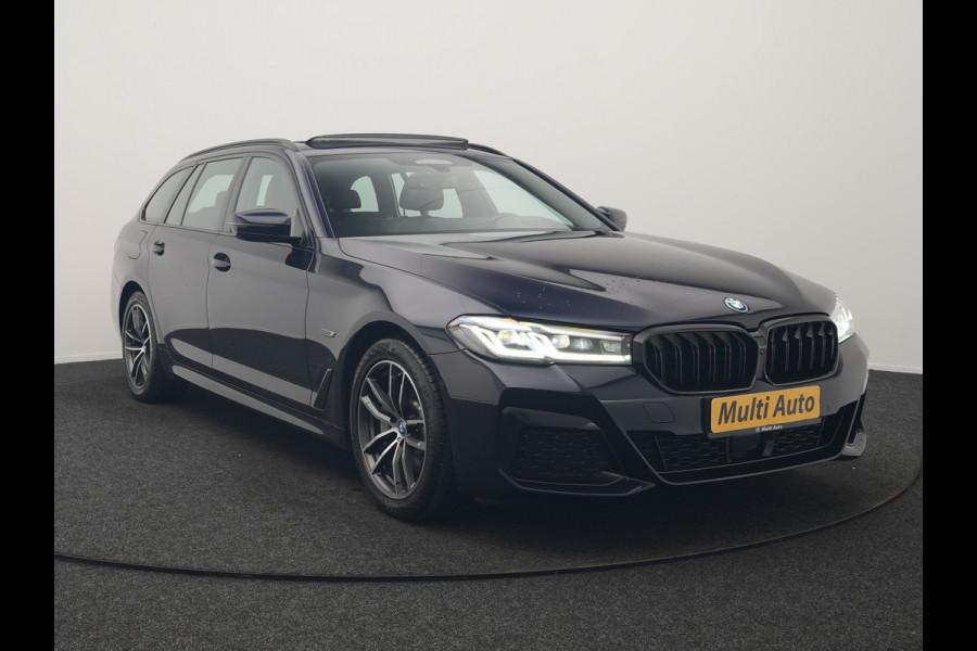 BMW 5 Serie Touring 530e M Sport PHEV 293pk Dealer O.H. | Trekhaak Af Fabriek | Panodak | Head Up | Adaptive Cruise | Camera | Lederen Sportstoelen Memory & Verwarmd | Sfeerverlichting | Blis | Stuur Verwarmd | Apple Carplay | Navigatie | DAB | Plug In Hybrid |
