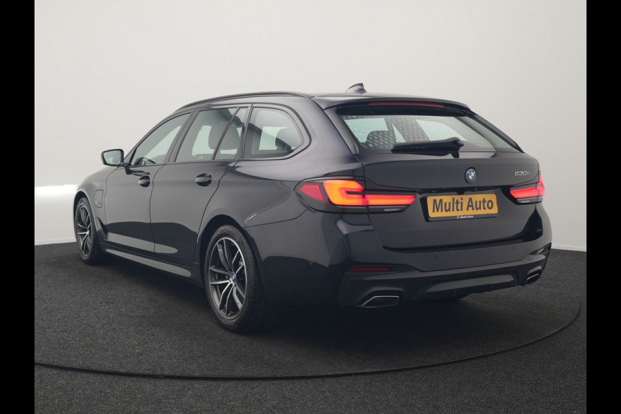 BMW 5 Serie Touring 530e M Sport PHEV 293pk Dealer O.H. | Trekhaak Af Fabriek | Panodak | Head Up | Adaptive Cruise | Camera | Lederen Sportstoelen Memory & Verwarmd | Sfeerverlichting | Blis | Stuur Verwarmd | Apple Carplay | Navigatie | DAB | Plug In Hybrid |