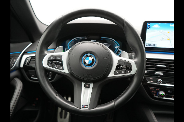 BMW 5 Serie Touring 530e M Sport PHEV 293pk Dealer O.H. | Trekhaak Af Fabriek | Panodak | Head Up | Adaptive Cruise | Camera | Lederen Sportstoelen Memory & Verwarmd | Sfeerverlichting | Blis | Stuur Verwarmd | Apple Carplay | Navigatie | DAB | Plug In Hybrid |